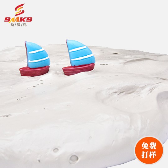 環(huán)保高分子白剛玉軟磨料 特點(diǎn)：環(huán)保高分子軟磨料，斯曼克拋光<a href='http://t-txd.com' target='_blank'><u>去毛刺機(jī)</u></a>所用耗材，顆粒細(xì)小，加工效果均勻，通過多項(xiàng)環(huán)境監(jiān)測(cè)，安全放心。  原理：在設(shè)備內(nèi)，通過運(yùn)動(dòng)擠壓的方式，流經(jīng)加工面、內(nèi)孔或端角，進(jìn)行去毛刺、倒角以及拋光研磨的加工。